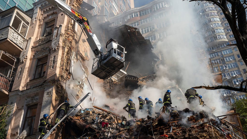 Feuerwehrleute arbeiten nach dem Beschuss auf Gebäude durch eine Drohne. Russland hat am Montagmorgen Kiew erneut mit Drohnen angegriffen. 



In der Ukraine ist im Krieg sehr viel kaputtgegangen.&nbsp;