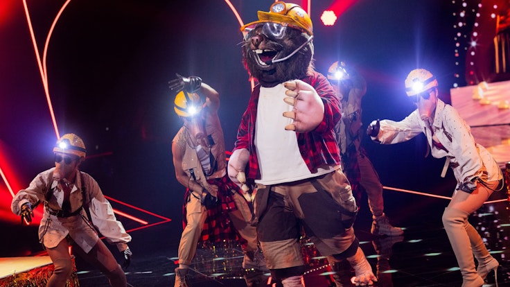 Die Figur „Der Maulwurf“ steht in der ProSieben-Show „The Masked Singer“ in Show 4 am 22. Oktober 2022 auf der Bühne.