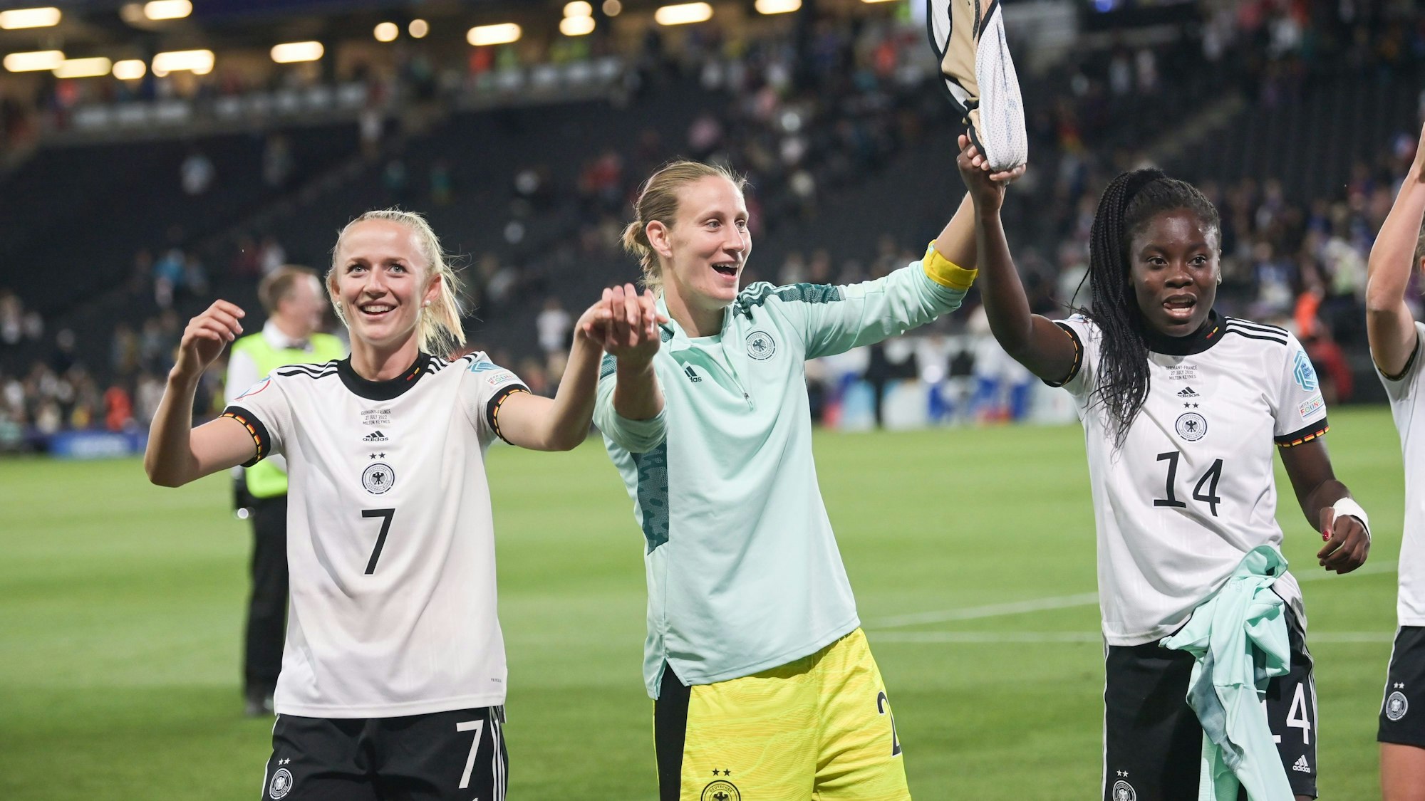 Die Nationalspielerinnen Lea Schüller, Ann-Katrin Berger und Nicole Anyomi winken den Fans zu.