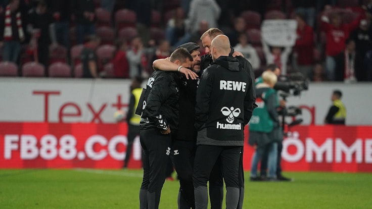 Steffen Baumgart nimmt sein Trainer-Team in den Arm.