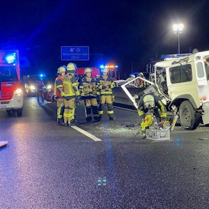 Am 21. Oktober 2022 kam es auf der A40 bei Bochum zu einem tödlichen Unfall: Rettungskräfte stehen auf der Autobahn.