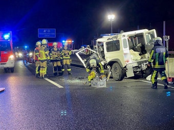 Am 21. Oktober 2022 kam es auf der A40 bei Bochum zu einem tödlichen Unfall: Rettungskräfte stehen auf der Autobahn.