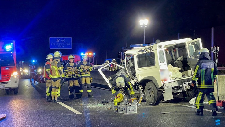 Rettungskräfte stehen am 21. Oktober 2022 auf der A40 bei Bochum – rechts, der Geländewagen der Geisterfahrerin.