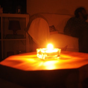 Ein Paar sitzt während eines Stromausfalls bei Kerzenschein in einer Wohnung in Hannover (Symbolbild vom 13. Juli 2011). Spezialkräfte der Bundeswehr bereiten sich auf einen großflächigen und langanhaltenden Stromausfall, einen sogenannten Blackout vor.