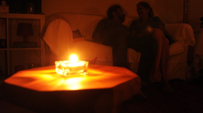 Ein Paar sitzt während eines Stromausfalls bei Kerzenschein in einer Wohnung in Hannover (Symbolbild vom 13. Juli 2011). Spezialkräfte der Bundeswehr bereiten sich auf einen großflächigen und langanhaltenden Stromausfall, einen sogenannten Blackout vor.