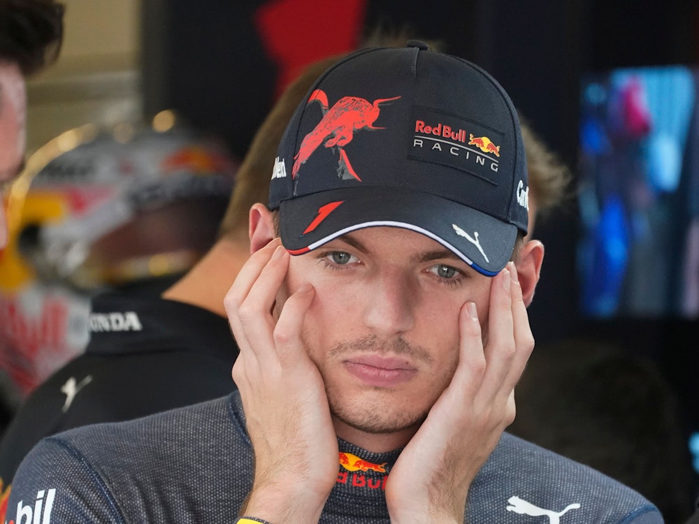 Red-Bull-Pilot Max Verstappen (Niederlande) hält sich die Ohren zu.