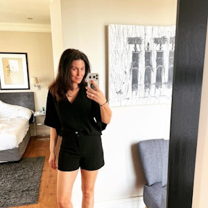 Vanessa posiert vor einem Hotelzimmer-Spiegel für ein Selfie.