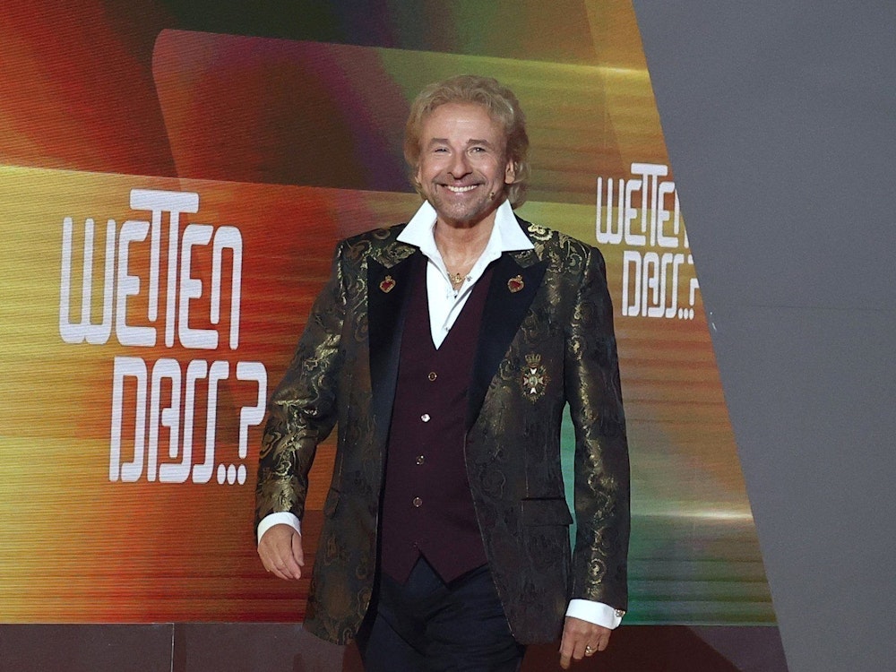 Thomas Gottschalk kommt zu Beginn der ZDF-Jubiläumsshow „Wetten, dass..?“ auf die Bühne.