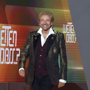 Thomas Gottschalk kommt zu Beginn der ZDF-Jubiläumsshow „Wetten, dass..?“ auf die Bühne.