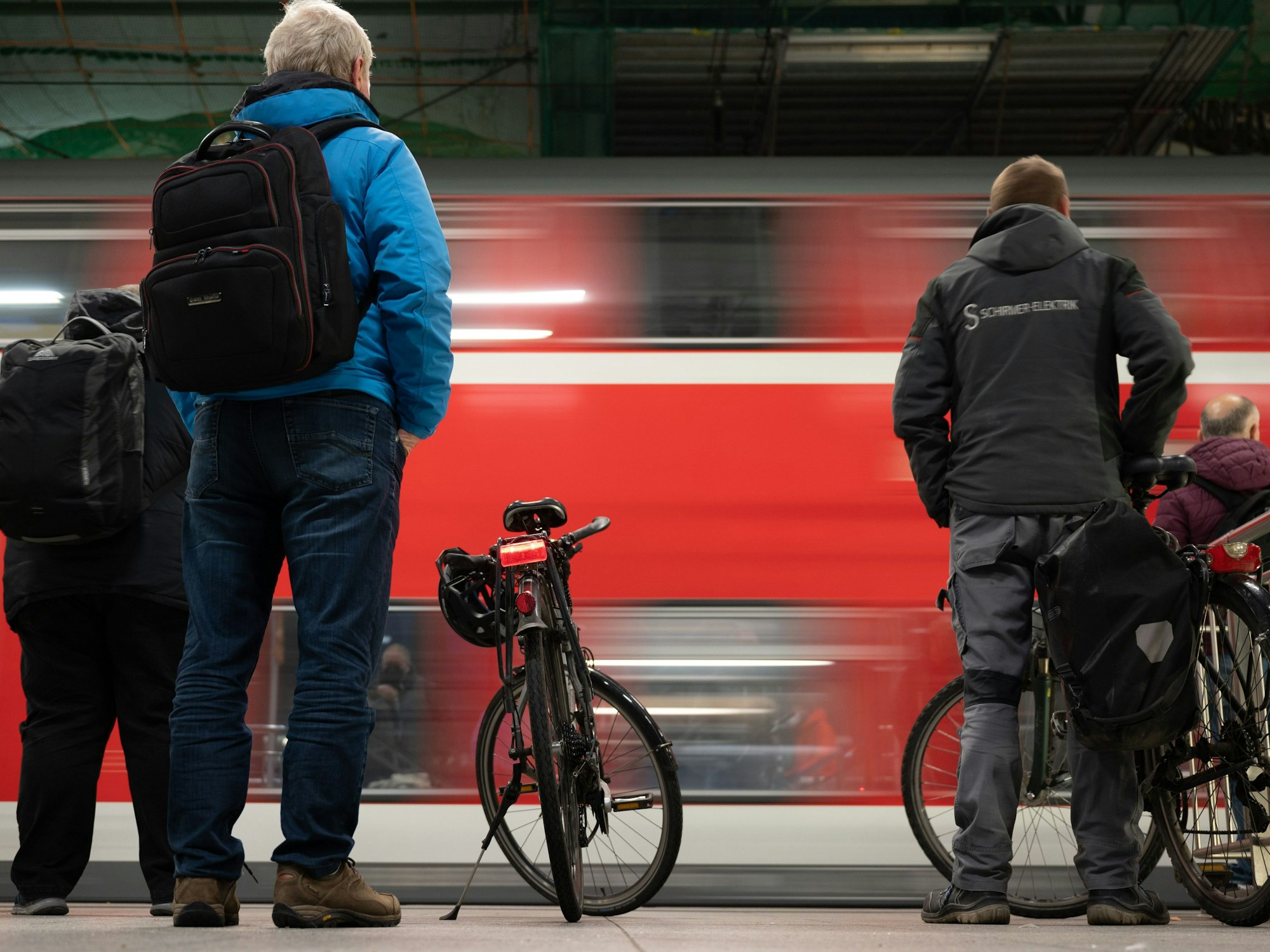 Das geplante 49-Euro-Ticket für den Öffentlichen Personennahverkehr (ÖPNV) ist aus Sicht des Fahrgastverbands Pro Bahn für einkommensschwache Menschen nach wie vor zu teuer.