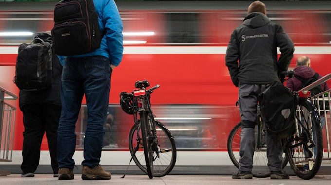 Das geplante 49-Euro-Ticket für den Öffentlichen Personennahverkehr (ÖPNV) ist aus Sicht des Fahrgastverbands Pro Bahn für einkommensschwache Menschen nach wie vor zu teuer.