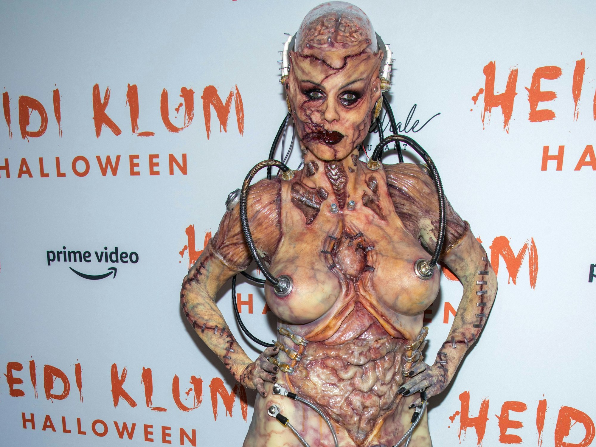 Das Foto zeigt Heidi Klum, verkleidet als Zombie-Wesen aus dem All.