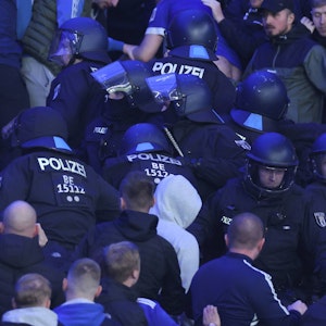 Polizeibeamte im Gästeblock von Schalke 04 im Olympia-Stadion in Berlin.