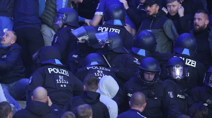 Polizeibeamte im Gästeblock von Schalke 04 im Olympia-Stadion in Berlin.