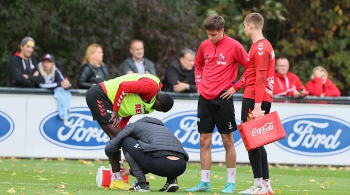 Kingsley Schindler wird im Training des 1. FC Köln behandelt.