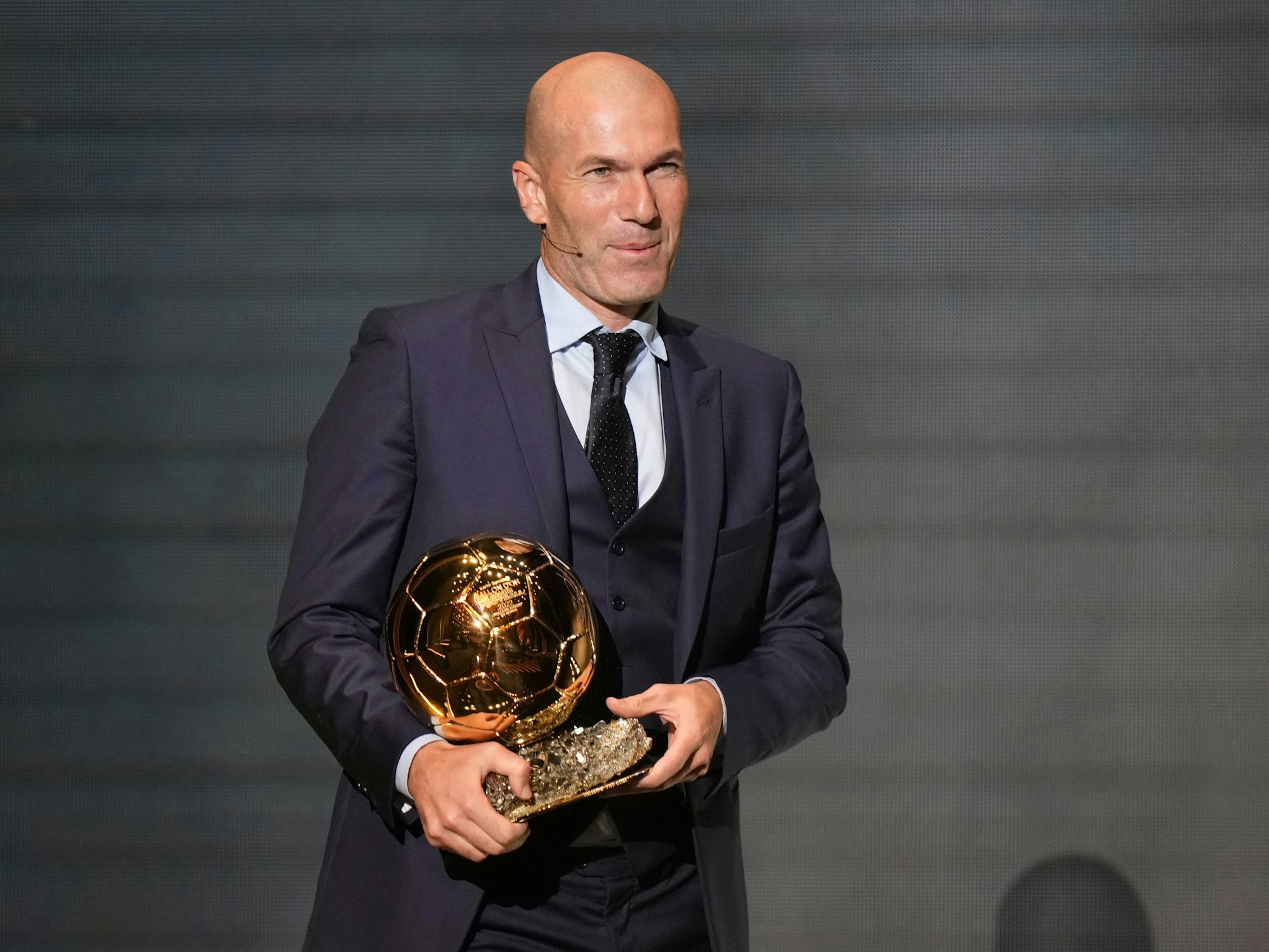 Zinedine Zidane, ehemaliger Fußballspieler und Manager aus Frankreich, präsentiert die Ballon d'Or-Trophäe während der 66. Verleihung des Ballon d'Or.