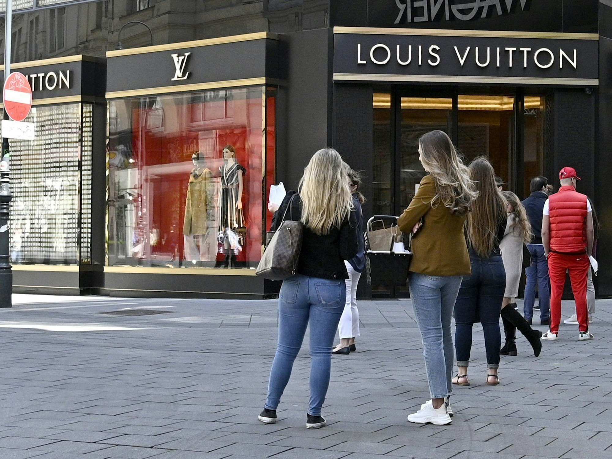 Kunden stehen am 2. Mai 2020 Schlange vor dem Luxus-Modeladen Louis Vuitton in Wien.