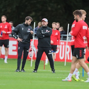 Leif Frach spricht mit Steffen Baumgart während des FC-Trainings.