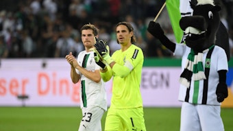 Jonas Hofmann (l.) und Yann Sommer (r.) klatschen den Zuschauern von Borussia Mönchengladbach am 19. August 2022 zu.