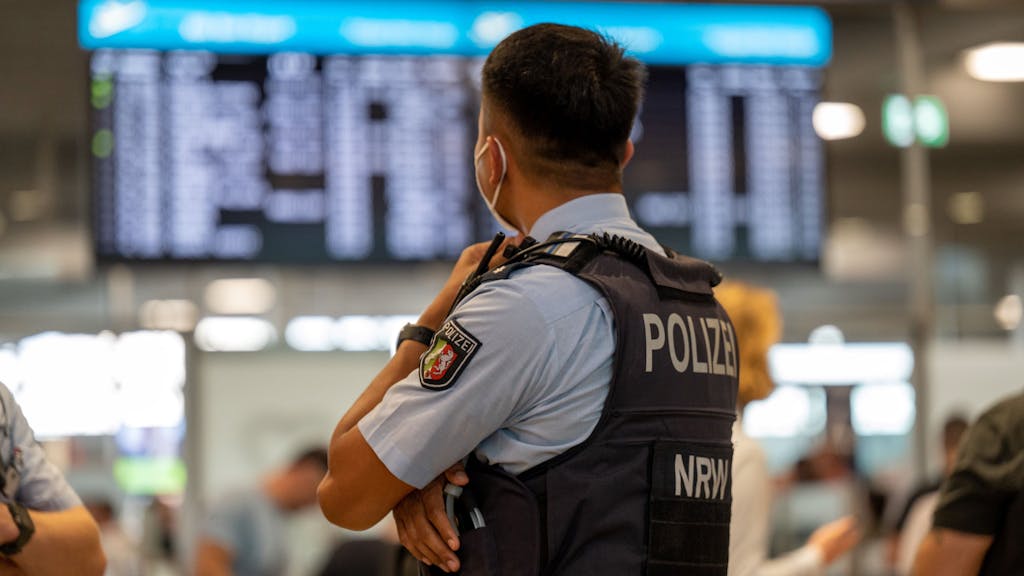 Ein Beamter der Bundespolizei am Flughafen Köln/Bonn
