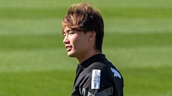 Ko Itakura bereitet sich auf sein Comeback nach Verletzung vor. Hier bestreitet er ein Reha-Training auf dem Trainingsplatz von Borussia Mönchengladbach am 7. Oktober 2022.