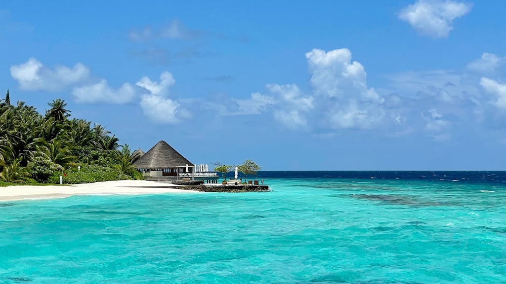 Ein Blick ins Luxus-Resort Huvafen Fushi auf den Malediven.