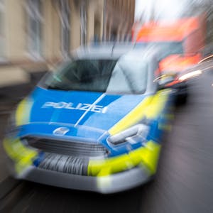 Einsatzfahrzeug der Polizei in verwackelter Aufnahme um Geschwindigkeit zu suggerieren. (Symbolbild)