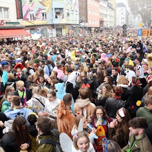 Feiernde Menschen am 11.11. auf der Zülpicher Straße in Köln.