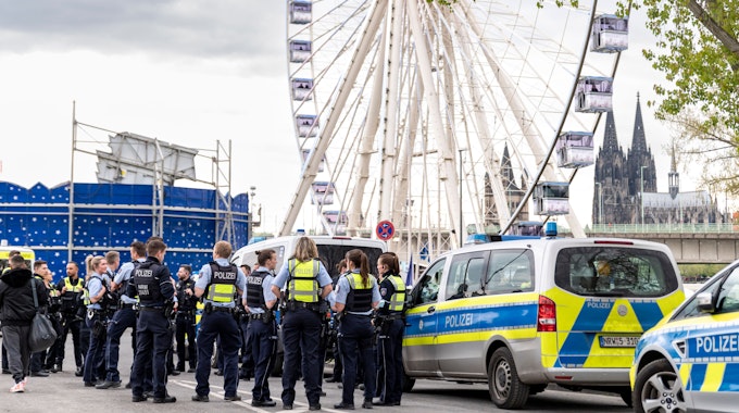 Die Deutzer Kirmes soll in diesem Jahr sicher werden. Unser Foto zeigt die Kölner Polizei bei einem Einsatz auf der Kirmes am 21. April 2022.