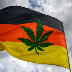 Eine mit einer Marihuana-Pflanze verzierte Deutschland-Flagge.