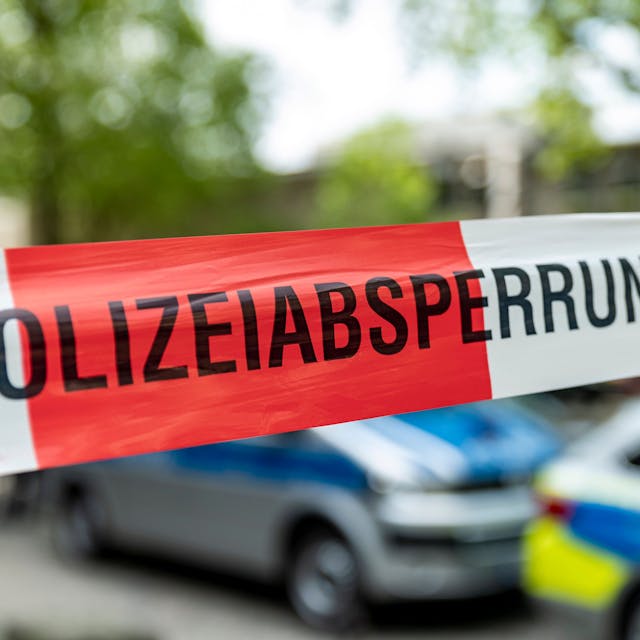 Ein mit Flatterband der Polizei NRW abgesperrter Bereich – auf dem Flatterband steht "Polizeiabsprerrung".