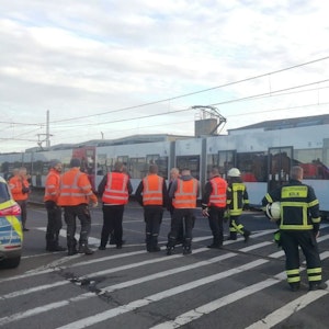 Unfall in Köln zwischen einer KVB-Bahn und einem Lkw.