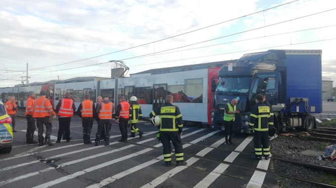 Unfall in Köln zwischen einer KVB-Bahn und einem Lkw.
