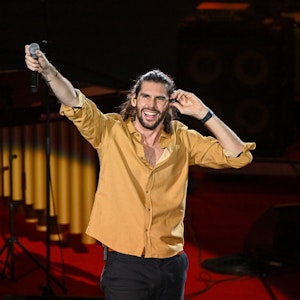 Der Sänger Alvaro Soler steht auf der Bühne.