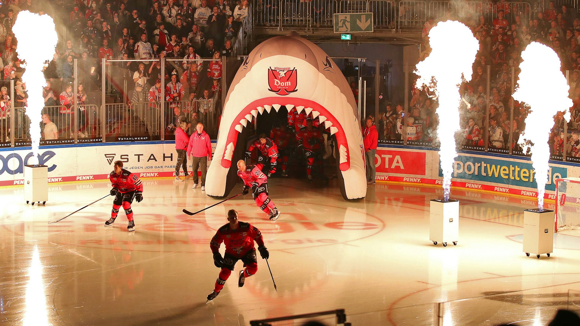 Die Spieler der Kölner Haie betreten das Eis mit einer Feuershow.