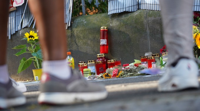 Menschen stehen am 12. August 2022 vor einem Zaun, an dem mit Kerzen und Blumen eines von der Polizei erschossenen Jugendlichen gedacht wird. Nun liegt das toxikologische Gutachten vor.