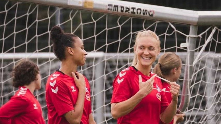 Genessee und Sarah Puntigam lachen im Trainig des 1. FC Köln sich an.