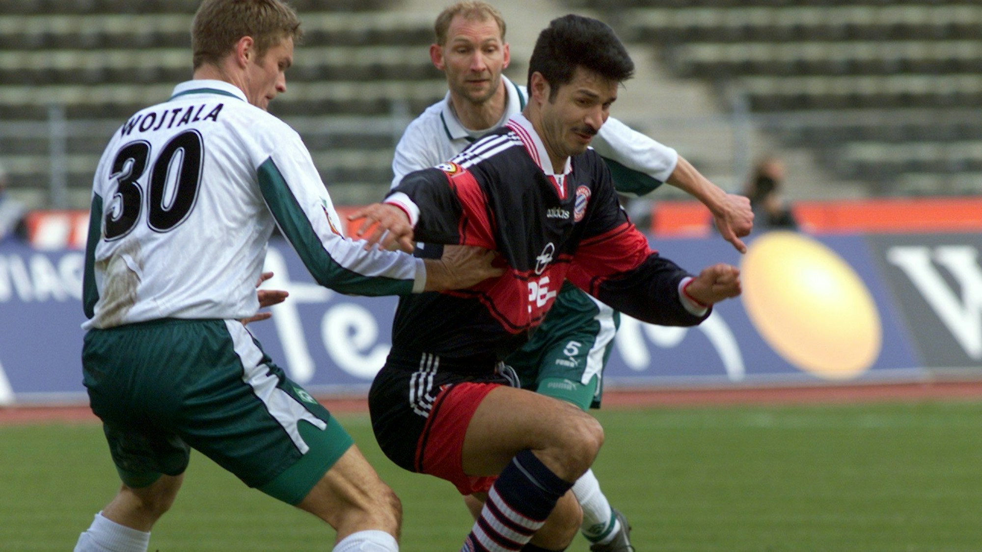 Pawel Wojtala (l) vom SV Werder Bremen versucht am Samstag (20.03.1999) den Münchner Spieler Ali Daei (r) vom Ball abzudrängen.