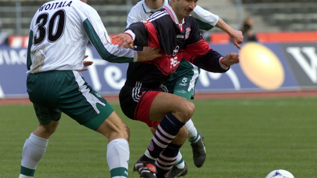Pawel Wojtala (l) vom SV Werder Bremen versucht am Samstag (20.03.1999) den Münchner Spieler Ali Daei (r) vom Ball abzudrängen.