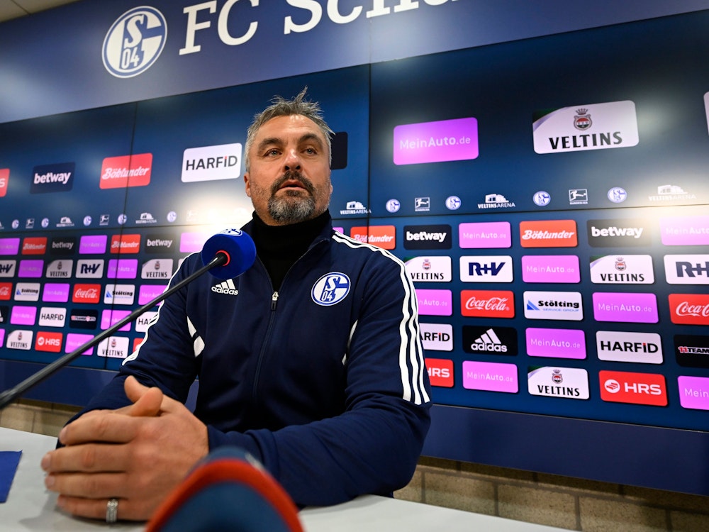 Thomas Reis stellt sich als neuer Chef-Trainer des FC Schalke 04 vor,