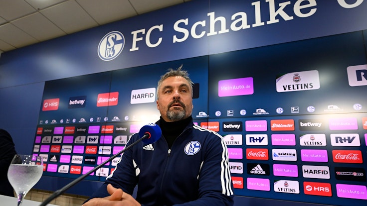 Thomas Reis stellt sich als neuer Chef-Trainer des FC Schalke 04 vor,