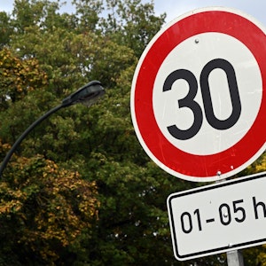 Ein Tempo 30-Schild steht an einer Straße in Düsseldorf. Weil die Gaslaternen in Düsseldorf zum Energiesparen in der Nacht ausgeschaltet werden, hat die Stadt Tempo 30-Schilder aufgestellt.