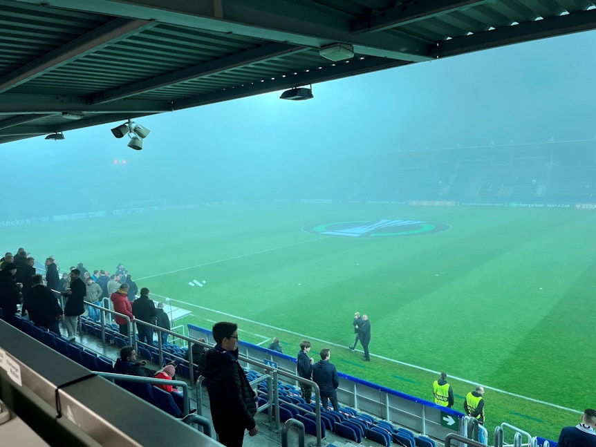 Nebel im Stadion des 1. FC Slovacko.