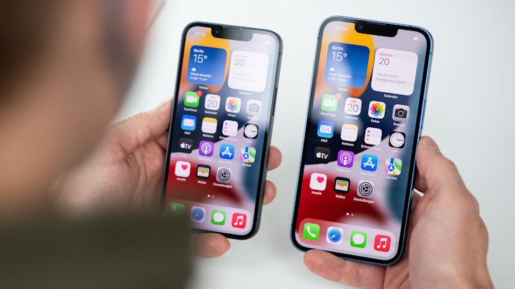 Jemand hält zwei iPhones zum Vergleich in der Hand.