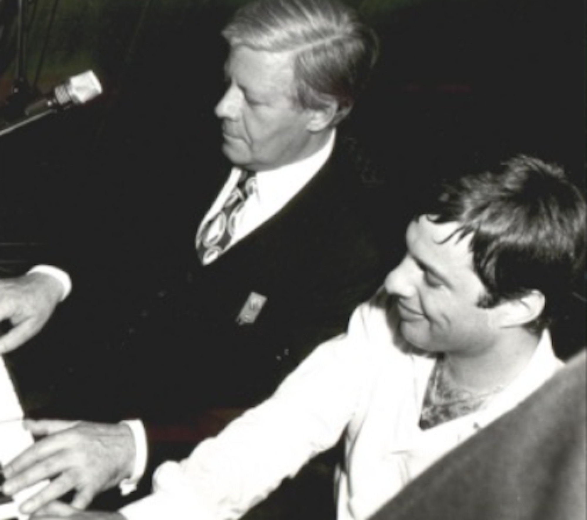 Moshe Fleisher und Helmut Schmidt spielen Klavier.