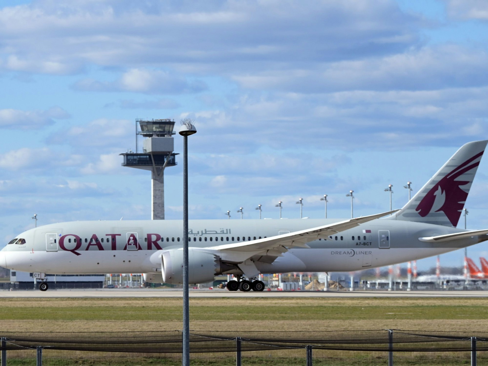 Eine Boeing 787 Dreamliner der Fluggesellschaft Qatar Airways startet von der Startbahn Süd des Flughafens Berlin Brandenburg „Willy Brandt“ in Richtung Doha.