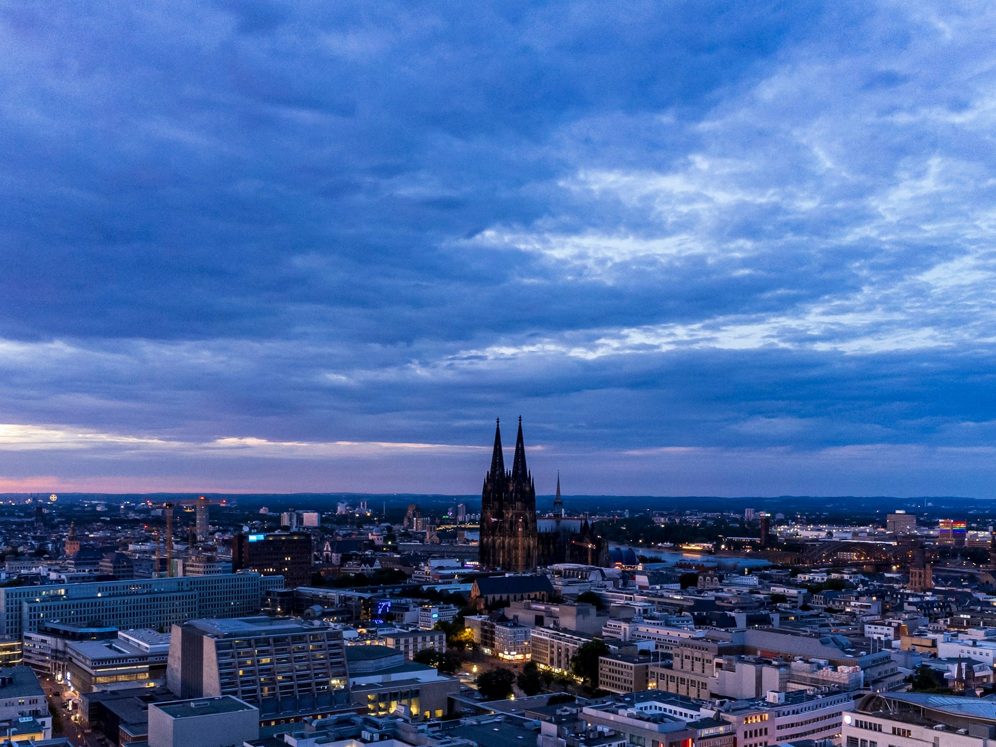 Blaue Stunde Stadt Köln an einem Sommerabend im Juni.