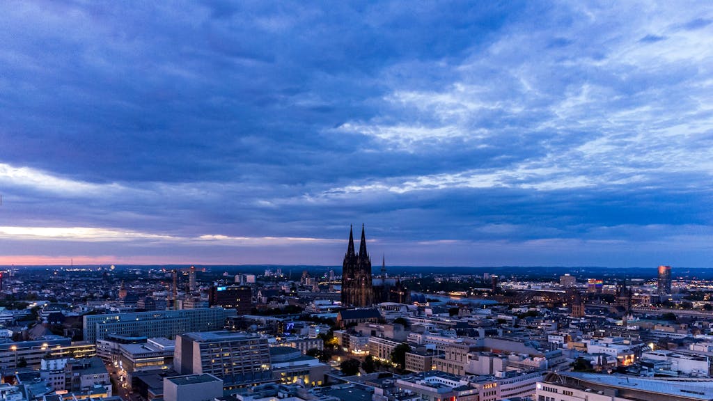 Blaue Stunde Stadt Köln an einem Sommerabend im Juni.&nbsp;