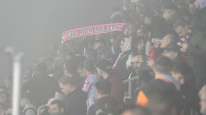 Die Fans des 1. FC Köln sangen am Donnerstagabend (27. Oktober 2022) in Uherské Hradiště vergeblich gegen den Nebel an. Stark war der Support dennoch.