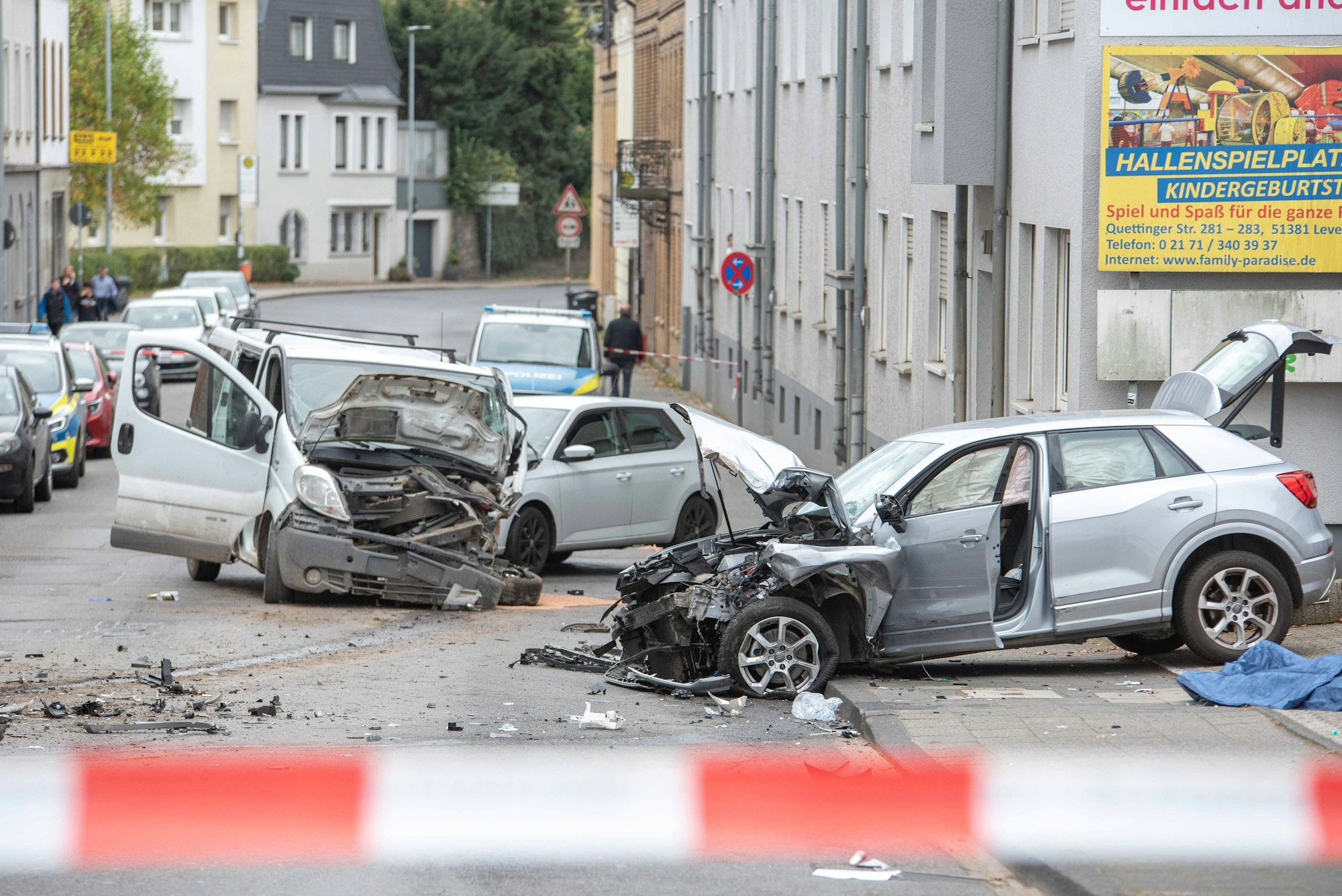 Mehrere beschädigte Autos nach einem tödlichen Unfall am 27. Oktober 2022 in Bergisch Gladbach.